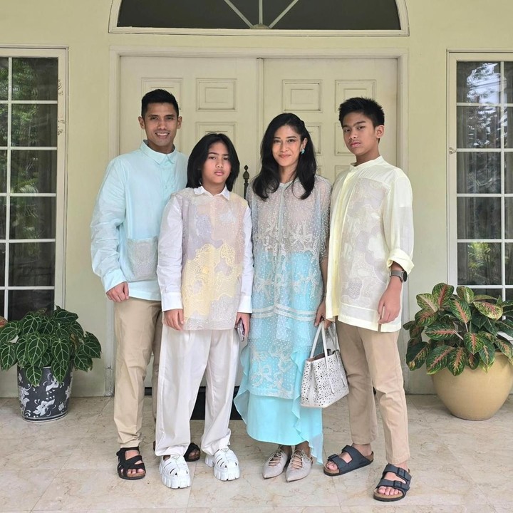 <p>Tak hanya itu, penampilan sang putri juga membuat netizen salfok alias salah fokus, nih. Ini karena Ishana tampil tomboy dan sangat berbeda dari masa kecilnya. "Mbak, adeknya ternyata tomboy y...wkt anak² girly bgttt," ungkap akun @uwie_****. Bagaimana menurut pendapat Bunda? (Foto: Instgaram @therealdisastr)</p>