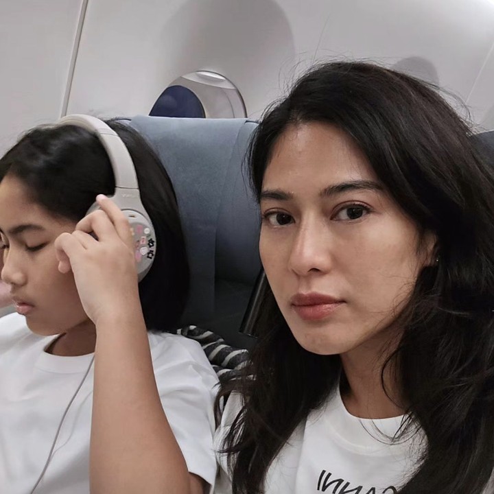 <p>Ishana yang mulai beranjak ABG menuju gadis remaja memang terlihat manglingi dan berbeda dari foto-foto yang pernah diunggah sang bunda di media sosial miliknya. Kita doakan Ishana dan Bunda Dian sehat selalu ya. (Foto: Instagram @therealdisastr)</p>