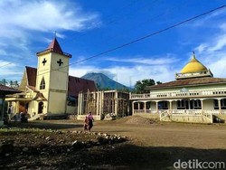 Masjid dan Gereja Berdampingan, Simbol Kerukunan di NTT