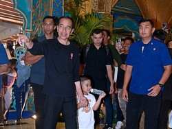Gaya Ketua Nahyan Digandeng Jokowi Saat Jalan-jalan ke Mal