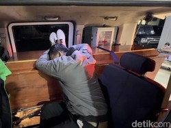 Tangis Pilu Ayah Peluk Peti Mati Anaknya yang Tewas Laka Bus Rosalia Indah