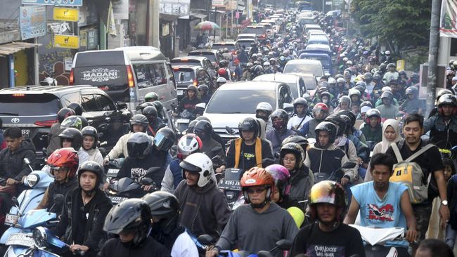 Terjebak macet hingga belasan jam di Puncak, Bogor. Seorang wisatawan meninggal karena tidak tertolong akibat ambulans tak bisa menembus kemacetan horor itu.