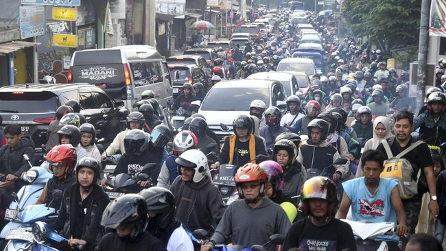 Sebanyak 114 ribu kendaraan memadati Jalan Raya Puncak, Bogor, Jawa Barat, sejak Minggu (15/9) kemarin. Kendaraan didominasi oleh roda dua.