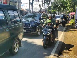 Kendaraan Menuju Ciwidey Padat, Polisi Berlakukan One Way