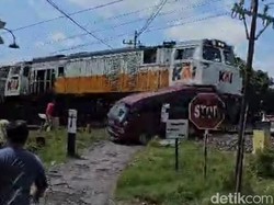 Detik-detik Mobil Tertabrak Kereta di Madiun, Penumpang Sudah Keluar Duluan