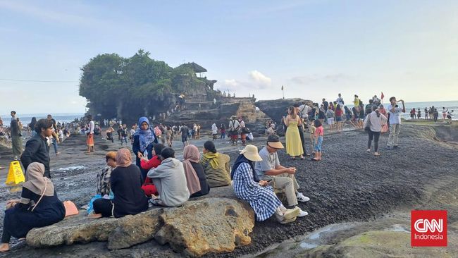 8 Ribu Wisatawan Asal Jakarta-Surabaya Banjiri Tanah Lot Kemarin