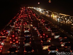 Lalin Tol Japek Arah Jakarta Padat Malam Ini, Contraflow Diberlakukan