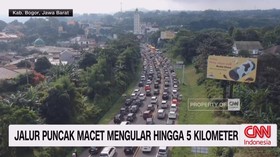 VIDEO: Jalur Puncak Macet Mengular Hingga 5 Kilometer
