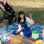 Sukses Buat Gemas, Aktris Korea Son Ye Jin Bagikan Potret Saat Menikmati Piknik bersama Keluarga Kecilnya