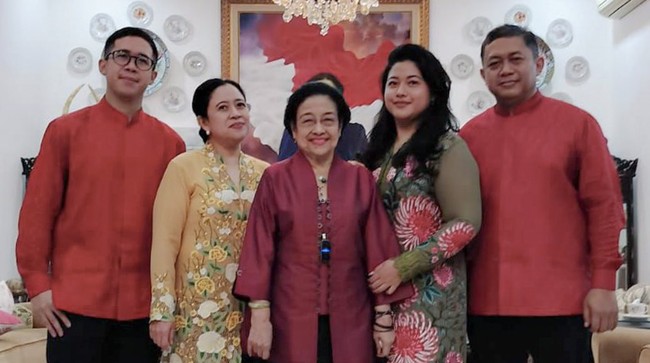 Ketua DPP Puan Maharani memakai kebaya kuning saat merayakan Lebaran Idulfitri bersama ibunya yang juga Ketua Umum PDIP Megawati Soekarnoputri.