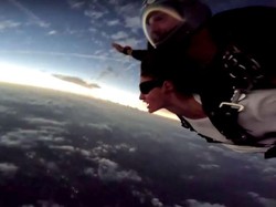 Menyaksikan Gerhana Matahari Sambil Skydiving