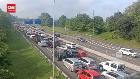 VIDEO: Ribuan Kendaraan Ke Puncak, Kawasan Simpang Gadog Macet 5 KM