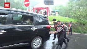 VIDEO: Aksi Drogba Dorong Mobil di Jalur Tanjakan Ekstrem
