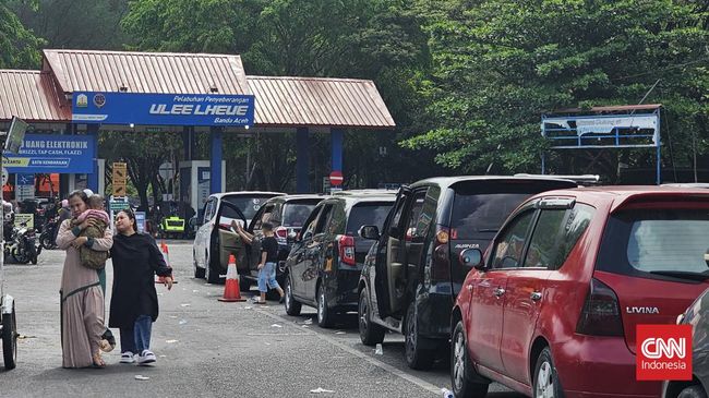 Wisatawan Menuju Sabang Membludak, Mobil Menumpuk di Ulee Lheue