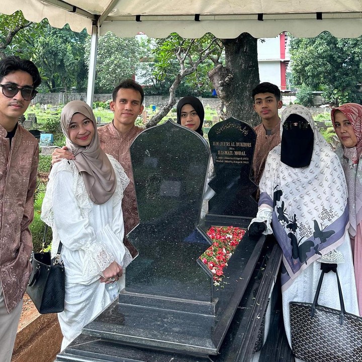 <p>Momen spesial juga dibagikan Umi Pipik saat Adiba dan Egy ziarah ke makam mendiang Ustaz Jefri Al Buchori. Ziarah ini dilakukan tepat di hari pertama Hari Raya Idul Fitri. (Foto: Instagram @_ummi_pipik_)</p>