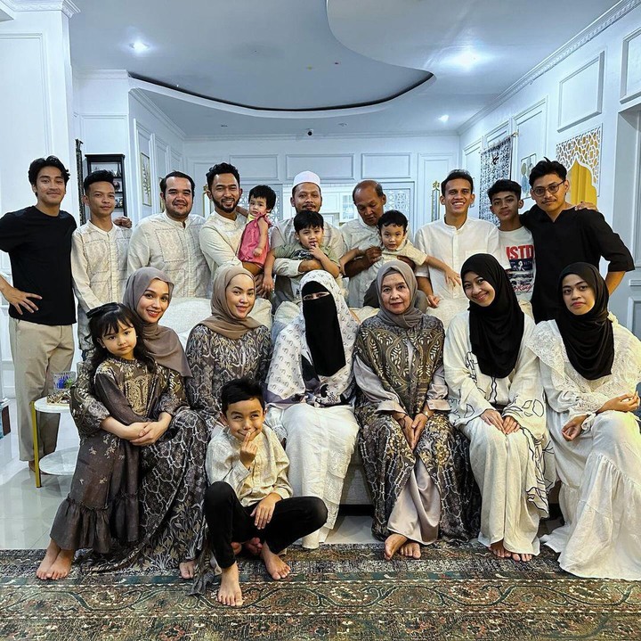 <p>Di momen Lebaran kali ini, Adiba dan Egy juga menghabiskan waktu dengan karabat dekat, Bunda. Senyum bahagia terpancar dari wajah pasangan muda ini kala berpose bersama kerabat dan keluarga. (Foto: Instagram @_ummi_pipik_)</p>