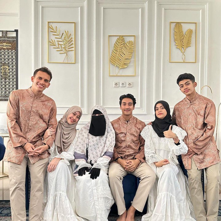 <p>Ibunda Adiba, Pipik Dian Irawati atau akrab disapa Umi Pipik, membagikan momen kebersamaan dengan anak-anaknya di hari pertama Lebaran. Tampak Adiba dan Agy kompak mengenakan pakaian yang senada dengan keluarga besar. (Foto: Instagram @_ummi_pipik_)</p>