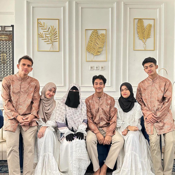 <p>Merayakan Lebaran pertama sebagai pasangan suami istri, Adiba dan Egy menghabiskan waktu bersama keluarga. Pasangan ini merayakan Idul Fitri pertama di rumah keluarga Adiba. (Foto: Instagram @_ummi_pipik_)</p>