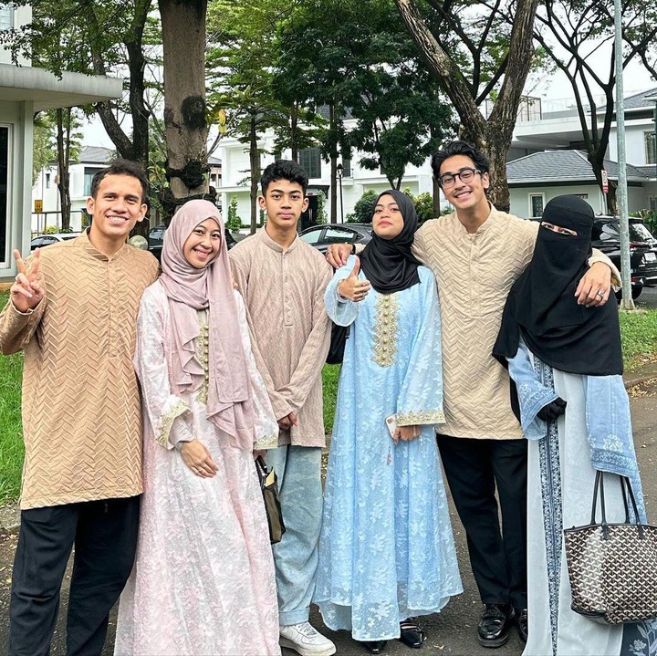 <p>Aktris sekaligus putri mendiang Ustaz Jefri Al Buchori, Adiba Khanza, untuk pertama kalinya merayakan Lebaran bersama sang suami pesepakbola Egy Maulana. Keduanya resmi menikah pada 10 Desember 2023, Bunda. (Foto: Instagram @_ummi_pipik_)</p>