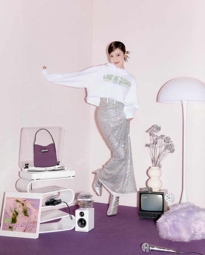 Mendalami dunia mode membuat Jessica Jung berani mengekspresikan gaya berbusananya yang unik namun cantik dengan memadukan crop sweater dan long skirt bewarna silver yang penuh manik-manik elegan./ Foto: instagram.com/grazia.sg