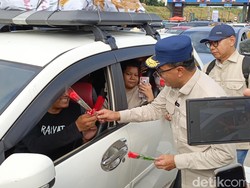 One Way Tol Kalikangkung ke Cipali Arus Balik Dimulai, Pemudik Diberi Bunga