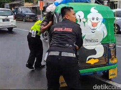 Cerita Sekeluarga Mudik Naik Bajaj Jakarta-Banyuwangi Mogok di Mojokerto