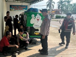 Salut! Polisi Biayai Perbaikan Bajaj Pemudik Jakarta yang Mogok di Mojokerto