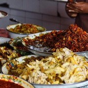 10 Rekomendasi Tempat Kuliner Kaki Lima Populer di Bali yang Banyak Diincar Wisatawan