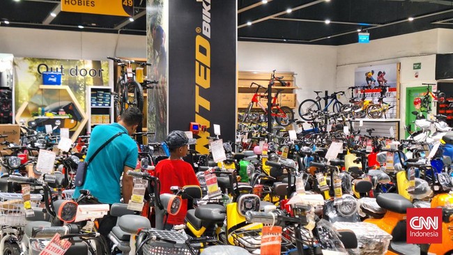 Khusus hari ini (5/5), aneka sepeda dijual harga normal Rp1.250.000 diskon jadi Rp600 ribuan di Transmart Full Day Sale.