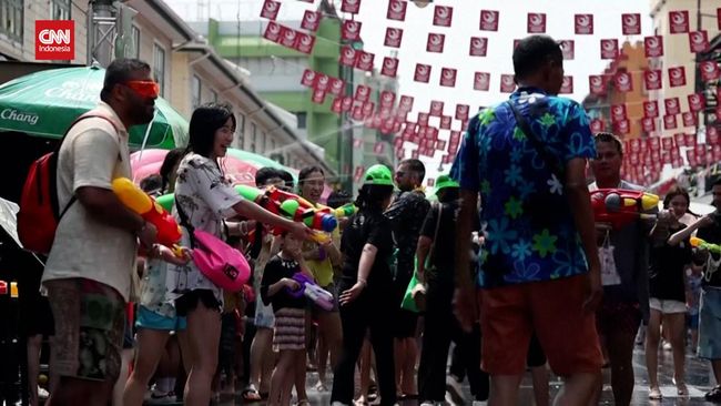 Basah-basahan Bersama di Festival Songkran Thailand Basah-basahan Bersama di Festival Songkran Thailand