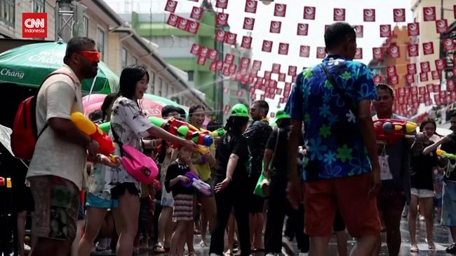 Basah-basahan Bersama di Festival Songkran Thailand