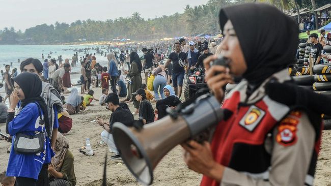 FOTO: Ramai Wisatawan di Pantai Anyer saat Libur Lebaran