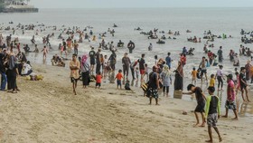 Libur Lebaran Pantai Anyer Diserbu Wisatawan, Polisi Terapkan One Way