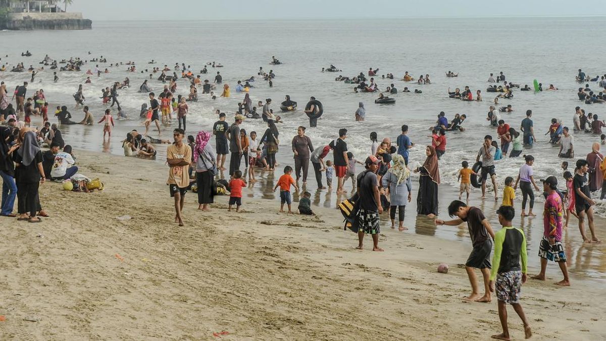 Libur Lebaran Pantai Anyer Diserbu Wisatawan, Polisi Terapkan One Way