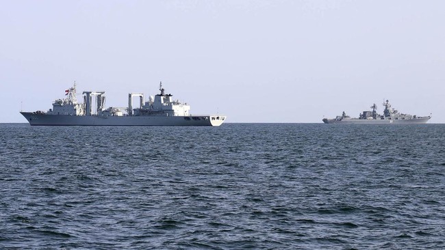 Bikin Tegang, Helikopter Iran Usir Kapal Perang AS di Teluk Oman Iran mengeklaim mencegat kapal perusak AS di Teluk Oman dan mengultimatum agar tidak memasuki wilayah perairan yang diklaim Teheran pada Rabu (23/7).