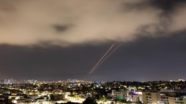 Singapore Airlines resmi menyetop penerbangan mereka ke wilayah udara Iran pada Minggu (14/4) imbas serangan Iran ke Israel.