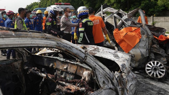 Jasa Raharja menyerahkan santunan sebesar Rp50 juta kepada ahli waris sebelas korban kecelakaan di KM 58 Jalan Tol Jakarta-Cikampek (Tol Japek).