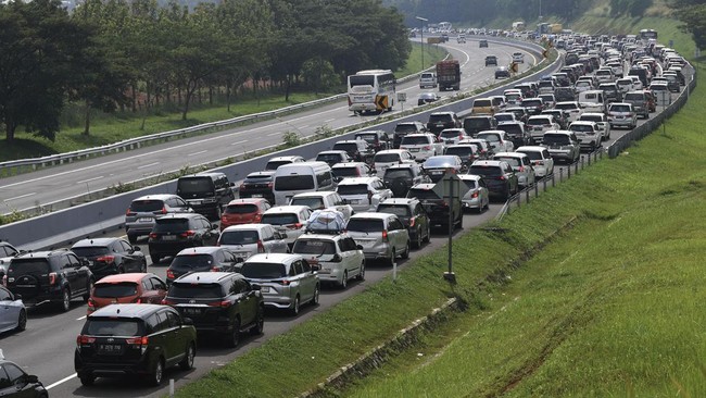 Kemacetan mulai terjadi dari pintu Tol Japek 2 Selatan hingga kilometer (KM) 78 arah Jakarta.