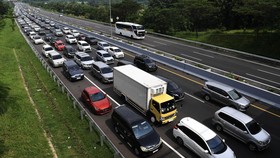 FOTO: Macet Arus Balik di Jalur One Way Tol Cikopo-Palimanan