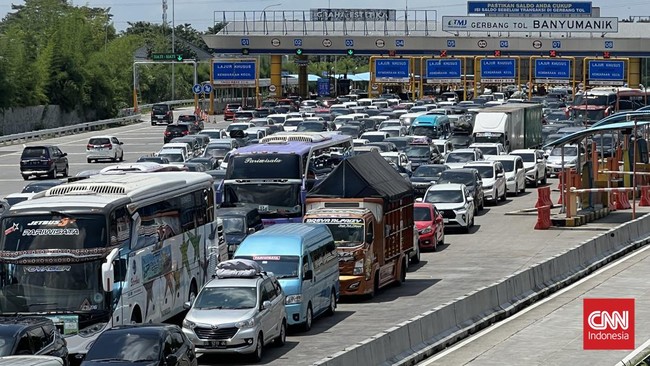 Tol Kalikangkung Membeludak saat Arus Balik, Puluhan Ribu Kendaraan Melaju Menuju Jakarta