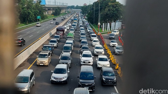 Macet di Tol Cipularang Bandung arah Jakarta