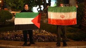 FOTO: Turun ke Jalan, Rakyat Iran Rayakan Serangan ke Israel