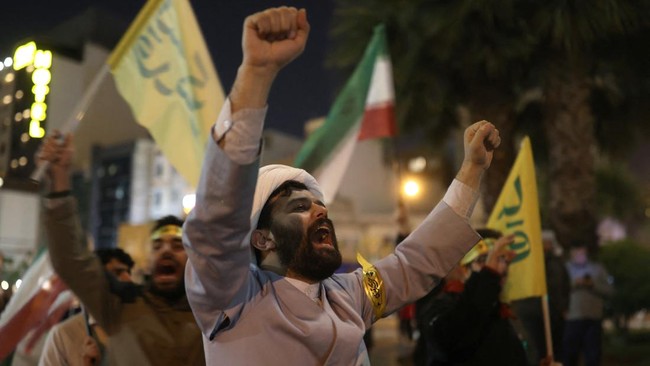 Iran memperingatkan Amerika Serikat jangan coba-coba turun tangan atas serangannya terhadap Israel ketika terjadi konfrontasi antara keduanya meluas ke Israel.