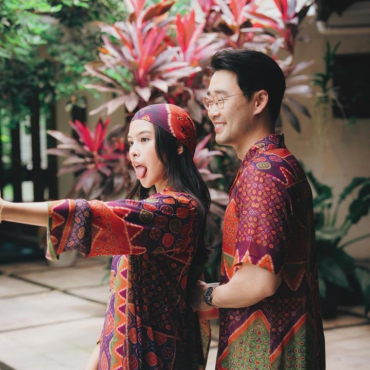 <p>Unggahan ini sontan menuai banyak reaksi. Mulai dari pose manis yang ditunjukkan hingga gaya outfit yang dikenakan pasangan tersebut. Memang, outfit Lebaran keluarga Maudy tahun ini cukup unik karena menggunakan kain motif dari etnik Bohemian hingga Mediterania. Maudy yang terlihat ikat kepala pun membuat penampilannya semakin menarik.(Foto: Instagram @jessechoi_ dan @maudyayunda)<br /><br /><br /></p>