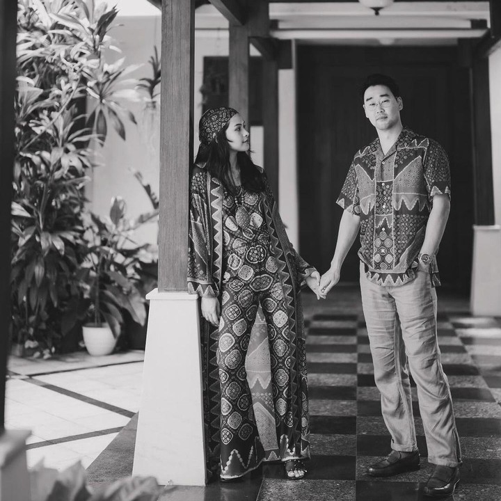 <p>Netizen yang salfok dengan pakaian tersebut banyak yang meninggalkan pendapat. Mereka menyebut konsep keluarga mereka unik, nih. "BAGUS BANGET BAJUNYA MASYA ALLAH??!" ujar akun @prie****. Bagaimana menurut pendapat Bunda? (Foto: Instagram @jessechoi_ dan @maudyayunda)</p>