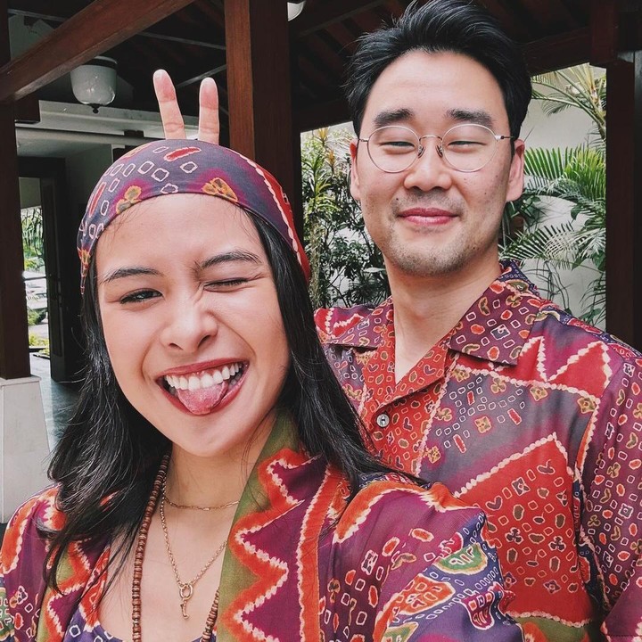 <p>Dalam balutan outfit berwarna vibrant dan motif yang mencolok, pasangan yang menikah pada 22 Mei 2022 ini juga meninggalkan ucapan melalui kolom caption. "Selamat Hari Raya Idul Fitri dari kami untukmu," dikutip dari akun keduanya. (Foto: Instagram @jessechoi_ dan @maudyayunda)<br /><br /><br /></p>