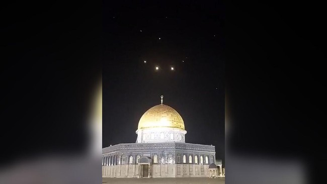 Sejumlah pakar mencatat Rusia berutang budi ke Iran karena bantuan negara Timur Tengah ini dalam invasi Negeri Beruang Merah ke Ukraina.