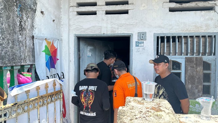 Polisi melakukan olah TKP penemuan mayat wanita sisa tulang di Makassar.