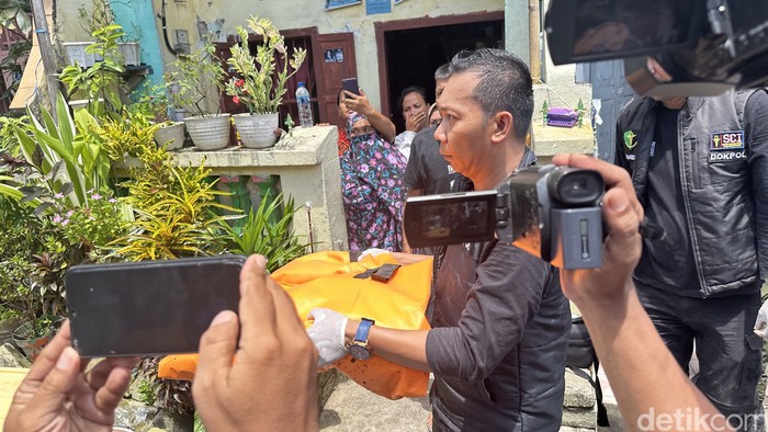 Polisi mengevakuasi mayat wanita sisa tulang yang diduga dibunuh suami di Makassar.