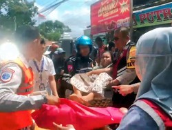 Aksi Personel Pos PAM Evakuasi Ibu Hamil di Tengah Macet Sukabumi